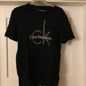 calvin klein t-shirt  - jätte fin t-shirt i bra skick💓