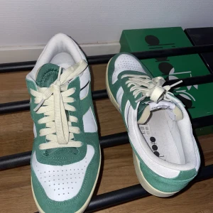 Skor Diadora - Använda max 4 gånger. (För små) Hör av dig för fler bilder