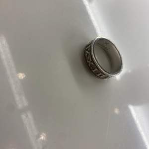 Jag säljer min gamla silver ring bra sikt bara behövs att putas de är jätte bra 