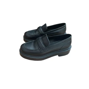 Svarta loafers med platå - Säljer nu mina älskade loafers som jag köpt förra året då de tyvärr inte kom till användning. Nypris: 699kr använt de 1 gång och har mini slitage på sidorna men annars i väldigt fint skick!