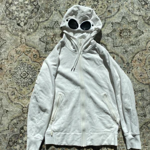 C.P company zip - Säljer min C.P companytröja, knappt använd skick: 9/10 sorlek M