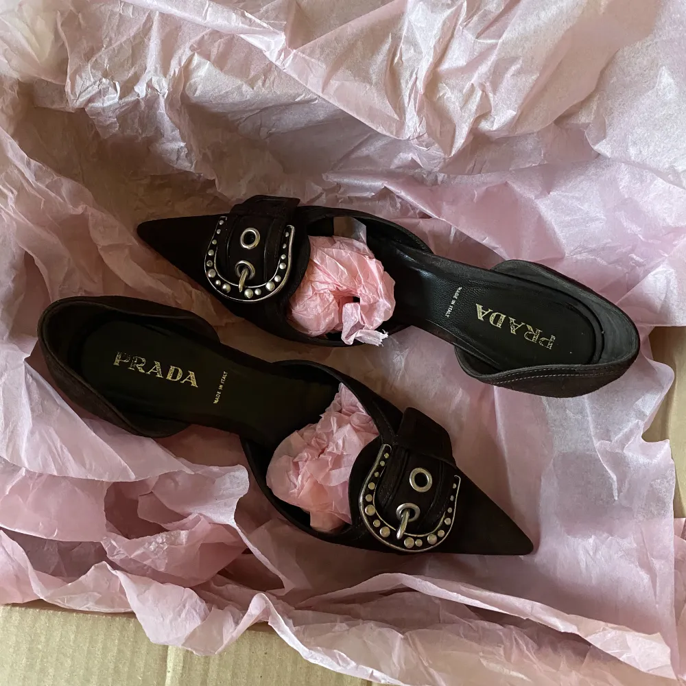 Vintage Prada ballerina med liten klack, storlek 37💘 Köpta från @lovedbychi på Instagram. Säljer pga för stora (stora i storlek). . Skor.