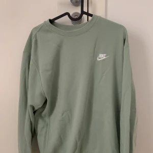 Nike Crewneck Sweatshirt - Nike crewneck eller sweatshirt. Säljs då jag inte använder den längre. Använd men i bra skick.
