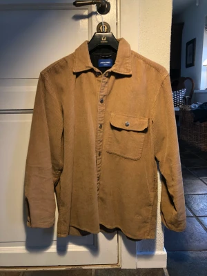 Brun Manchester overshirt  - Som ny, galet snygg och enkel att klä till mycket!  Märke: Jack and Jones  Skick: 10/10  Nypris: 500 Mitt pris: 150 kr  Färg: brun  Storlek: S