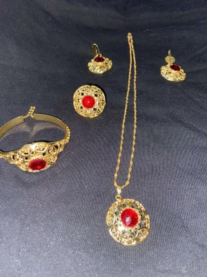 Smycke  - Jättefina smycke som helt oanvänd. Halsband + öronhänge + armband och en ring. Icke riktigt guld 💗 FRI FRAKT :)