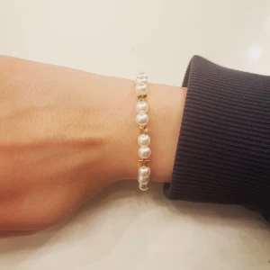 Armband  - Vi är ett Uf företag som säljer egengjorda armband, detta armband säljs där 49 kr/st+ frakt på 13 kr💕hör av dig vid intresse Ett armband med vita pärlor och små stjärnor imellan. 