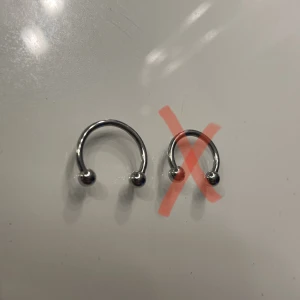piercingar - Säljer två oanvända och inte heller testade piercingar. På den större är diametern 1cm, medans på den mindre är den 0,8. Passar bra som tex smiley, septum osv.. ⚠️ Den mindre är såld, köp den andra ( 1cm ) för 30kr + 15kr frakt!