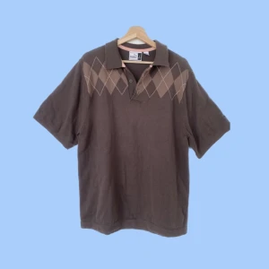 Oversized puma polo - Snygg vintage polotröja från puma med argylemönster. Den är storlek l och har en ganska oversized passform. Dvs att den är ganska stor för att vara L. Hör av dig om du har några frågor:)