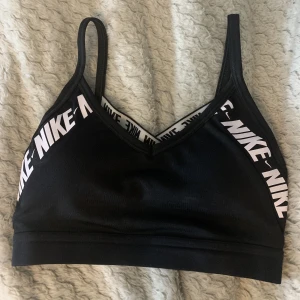 Nike sport-bh  - Säljer denna då jag köpte fel storlek. Använd få gånger och i nyskick 🫶🏻Skitsnygg till gym eller annan träning 😍Säljer även jeans och annat så kolla gärna vad jag säljer mer 😋 Hör gärna av dig ifall du undrar något! 
