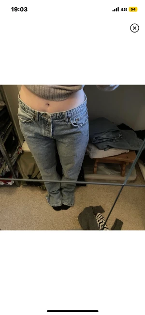 Zara jeans  - Trendiga mid waist jeans från zara, nyskick endast använda en gång. Stl 40