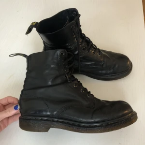 Dr Martens 39 - Dr Martens i storlek 39. Väl använda men finns mycket kvar att ge!
