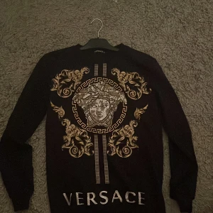 Svart versace sweatshirt  - Storlek s funkar även som M 