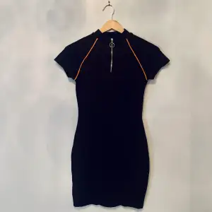 Jätte snygg svart klänning! Nästan helt ny, använd endast 1-2 gånger. Passar perfekt till fester❤️👍🏻👍🏻storlek 36 och 83cm lång 