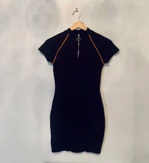 Svart klänning  - Jätte snygg svart klänning! Nästan helt ny, använd endast 1-2 gånger. Passar perfekt till fester❤️👍🏻👍🏻storlek 36 och 83cm lång 