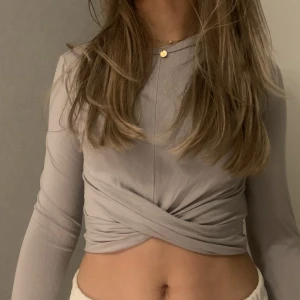 Långärmad tröja  - Långärmad grå/silver aktig tröja från H&m i bra skick💗  75kr+frakt💗 Skriv privat vid frågor 