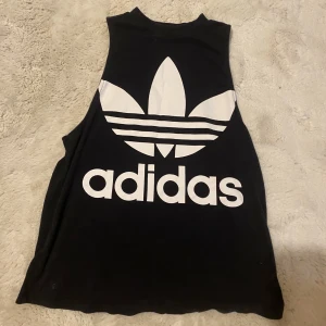 Adidas linne  - Aldrig använd tar bara plats i garderoben (Rensar garderoben därför vill jag sälja allt billigt) i storlek L 