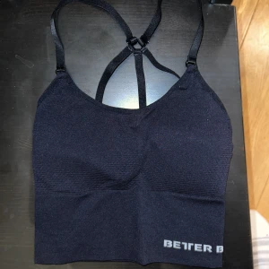Sport-bh  - Sport-bh i väldigt bra skick! Nästintill oanvänd då den är lite liten för mig. Bh-n har justerbara remmar i ryggen och är seamless :) 