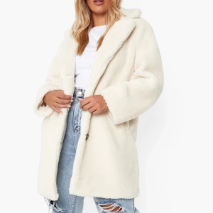 BOOHOO Teddy Jacket  - Säljer min helt oanvända Teddy jacka/kappa från BOOHOO i storlek 38. Köptes för 800, säljes nu för 400. Pris kan dock diskuteras.