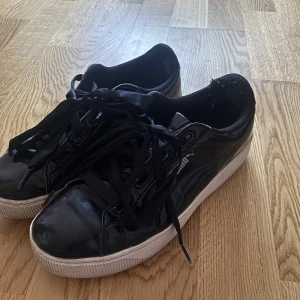 Skor - Säljer mina puma skor som har sån fin vit sula älskar!!