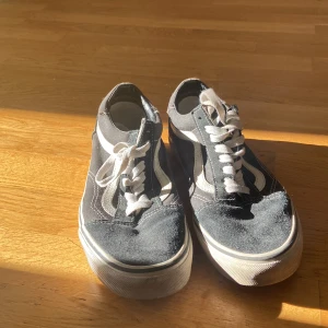 Vans Skor  - Är lite trasiga längs upp, ska tvätta dom om någon vill ha dom 
