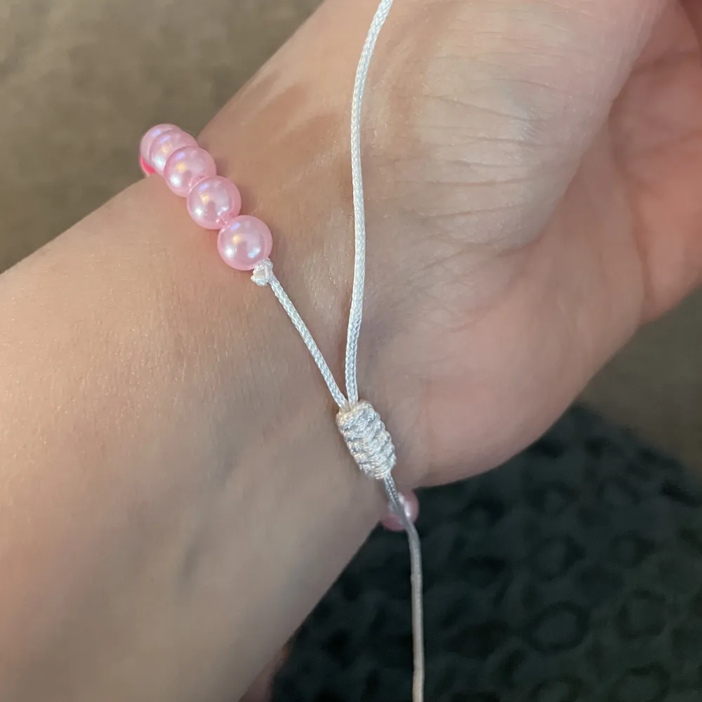 Justerbart armband i många rosa nyanser för den som älskar rosa och vill sticka ut. Boooom! 💓. Accessoarer.