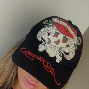Ed Hardy Keps  - Säljer en Ed Hardy Keps som ni ser på bilden :) lite trucker-aktig stil.  Frakt tillkommer