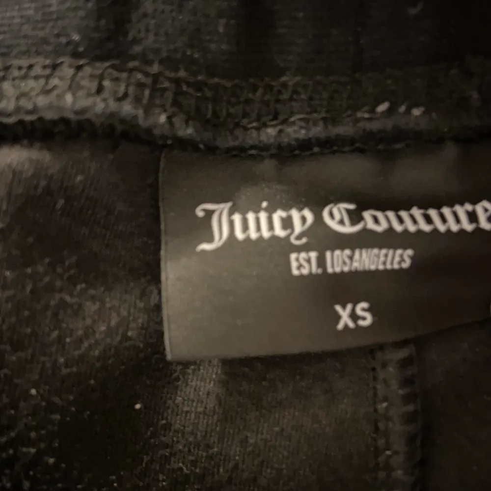 Ett par svarta juicybyxor i gott skick, använt fåtal gånger! (Nypris 1 100kr). Jeans & Byxor.