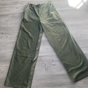 Grön byxor - Fick i julklapp men kommer inte till användning. Passar mig som har xs-s i vandlig fall. Stolen 158-164. 