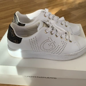 Guess - Skorna Guess 37