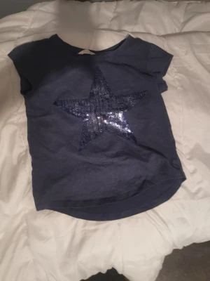 Fin blå barn tröja - Fin blå och glittrig barn tröja. 