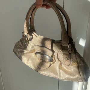 Guess väska - En guldig guess väska, nyskick!😍 frakt tillkommer, 69kr. Skriv gärna privat för fler bilder & info! 