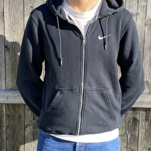 Nike zip - Vintage Nike zip i bra skick. Finns några mindre slitage på ärmarna (bild finns i dm)