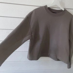 Tröja från Zara  - Mjuk och härlig sweatshirt från Zara. Endast använd vid 2 tillfällen. Sann till storleken. Tillkommer frakt!🤍 