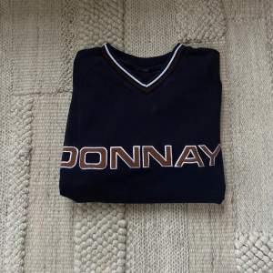 Snygg vintage sweatshirt från Donnay. Sitter oversize på mig som är xs/s.