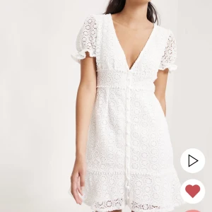 Studentklänning - Helt ny studentklänning från Nelly, lapp kvar.  Storlek XL, nypris 499kr. Lite mindre i storleken. Säljer då jag har skaffat en annan studentklänning. 