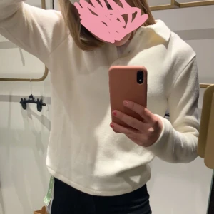 Zara tröja  - Säljer denna fina zara tröjan köpt förra året, inga tydliga fläckar osv. Nypris 399kr
