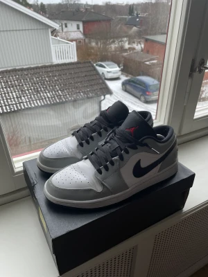 Jordan 1 low light smoke grey  - Jordan 1 low light smoke grey i storlek 46. Ganska använda, då dom är lite creasade och tyget har lossnat lite. Dom är 100% äkta och köpta från KLEKT, kvitto finns och orginal låda följer med. Pris kan diskuteras. Köpare står för frakt.