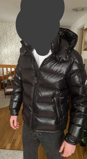 Moncler Maya - Svart Moncler Maya i strl 2. Använd ca 1 månad, 9/10 skick. Köpt på nk kvitto finns, skriv för fler bilder, priser kan diskuteras