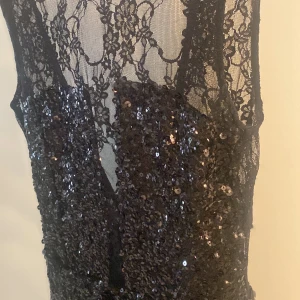 Svart glitter klänning  - Superfin glittrig festklänning, passar utmärkt att ha till blazer eller kappa. Passar mig bra som vanligtvis har small, 165 lång. Köp inte direkt!