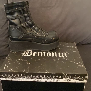 Säljer Demonia skor - Säljer Demonia skor. Helt oanvända och är storlek 37. Köp ångras inte. 