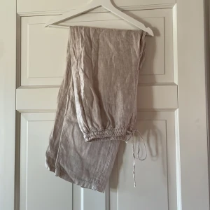 Linnebyxor  - Linnebyxa ifrån chelsea stl S stora i storleken😍 mycket fint skick andvända endast 1 gång🤩 Köparen betalar frakten!☺️ Nypris 499:-  Mitt pris 250:-
