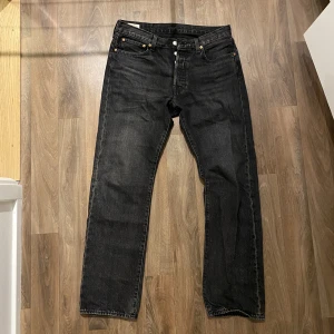 Levis  - Säljer dessa knappt använda Levis 501 jeans! Storlek 33/32, skick 9/10. Nypris 1200!