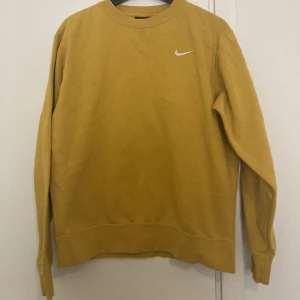 Nike crewneck - Superfin och sporty crewneck från Nike i gul 🌼använd et antal gånger, men i bra skick! Skriv om det önskas fler bilder eller information! 