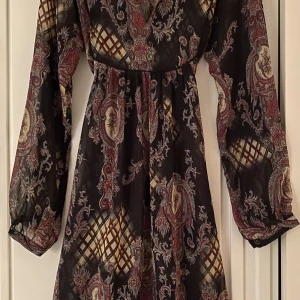 Klänning - Klänning i märket Mon row i storlek L. Passar lika bra till jeans som till strumpbyxor.