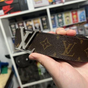 Louis Vuitton Bälte Monogram - 95cm 8/10 kommer med box och dustbag. Tvåsidigt