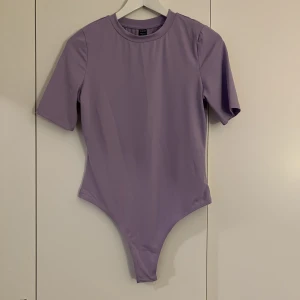 Body lila ny - Oanvänd, inte ens prövad. Köpt i storleken large från SHEIN.