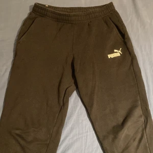 Svarta Puma sweatpants - Bra skick! Storleken är mer M än L