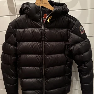 Parajumper - Hej jag säljer nu min Parajumper jacka då den är för liten. Jackan är aldrig använd då den har blivit stående. Jackan köptes i december och har aldrig använts. Skriv om ni har några frågor nypris: Runt 5000 - 6000kr passar inte priset kom med bud