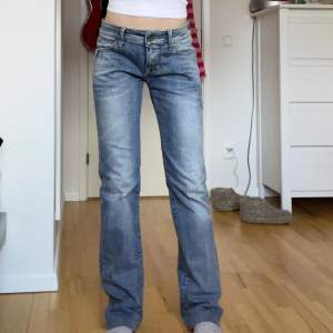 Superfina jeans från fornaria i modellen Stella. De är uppsydda och passar mig som är 165. De är i typ strl 36. Skriv om mått o andra frågor 💗