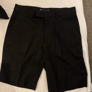 Svarta shorts i kostymbyxstil Storlek: W32